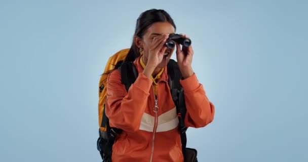 背包客或兴奋的女人 带着蓝色工作室背景的冒险旅行或远足 有观鸟 旅行或健康远足的人 模特或旅行家 — 图库视频影像
