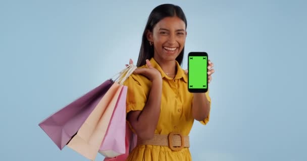快乐的女人 电话和绿色的屏幕与购物袋广告在工作室的背景 显示手机应用 显示或模仿的兴奋女性形象或购物者的微笑 — 图库视频影像
