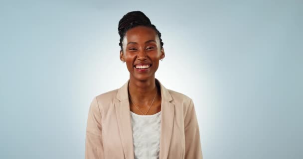 アフリカ人 起業家 スタジオで幸せな女性の顔 青い背景 成功と誇りのモックアップ ケニアの起業家 ビジネス または笑顔のための投資家 肖像画または笑顔 — ストック動画