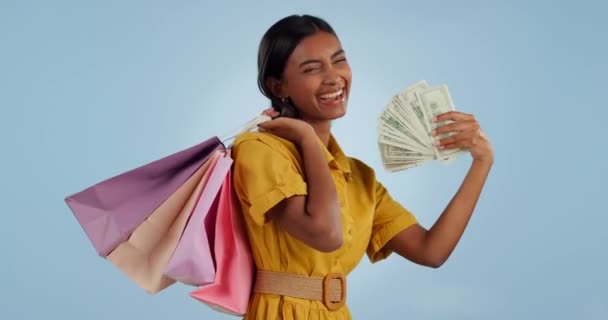 Счастливая Женщина Веер Денег Сумки Покупками Оплаты Покупки Покупки Фоне — стоковое видео