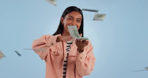 幸せな女性 お金の雨 貯金の自由 スタジオのバックグラウンドに勝つこと キャッシュフロー 利益または給与の成長を有する女性の肖像画 — ストック動画
