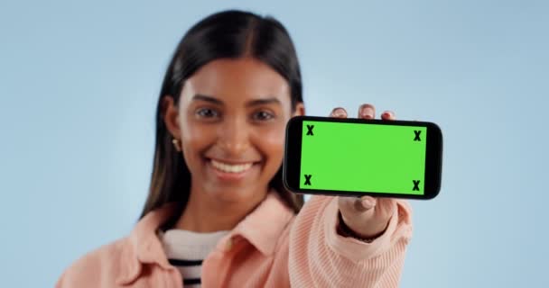 Mujer Feliz Teléfono Pantalla Verde Para Publicidad Software Marketing Fondo — Vídeos de Stock
