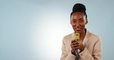 Mikrofon, sunum ve stüdyoda bir yayın için mavi arka planda bir siyahi kadın muhabir. Portre, maket ve genç bir konuşmacı ya da televizyondaki sunucu uzaydan canlı yayın yapıyor..