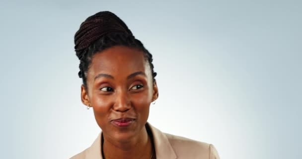 Rostro Sonrisa Misterio Con Una Mujer Negra Silencio Sobre Chisme — Vídeo de stock