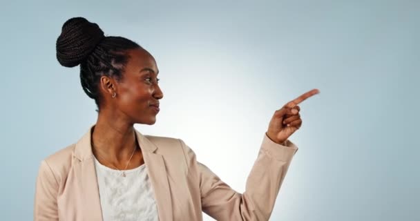 Mulher Negra Negócios Apontando Para Espaço Publicitário Estúdio Isolado Fundo — Vídeo de Stock
