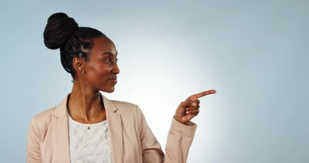 黑人女人 做生意 指着工作室里的模拟空间被隔离在蓝色背景下 营销和商业促销的形象 快乐和手势 — 图库视频影像