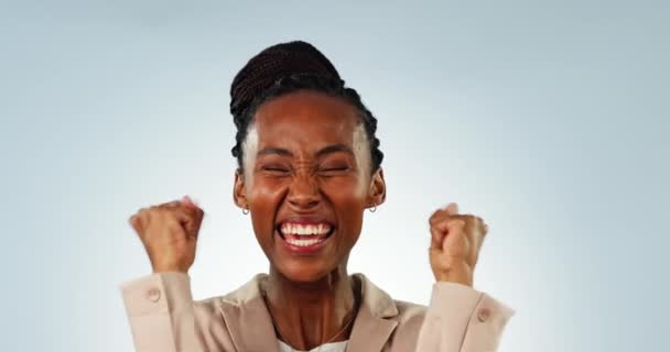 快乐的黑人女性 脸蛋和庆祝胜利 晋升或有工作室背景的奖金 非洲女性的肖像 用拳头泵鼓掌 在成就 好消息或胜利方面 — 图库视频影像