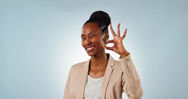 Cara Piscadela Gesto Com Uma Mulher Negra Estúdio Fundo Azul — Vídeo de Stock
