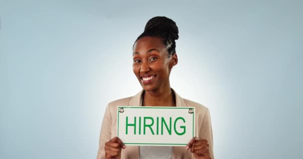 快乐的黑人女性 雇用标志和商业机会在工作室的背景下做广告 招工时用广告牌或招贴画描绘的非洲女性形象或雇员的微笑 — 图库视频影像