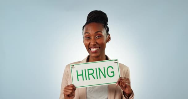快乐的黑人女性 商业和招聘标志指向在工作室背景下的广告 在招聘或机会方面带有广告牌或海报的非洲女性个人或雇员的画像 — 图库视频影像