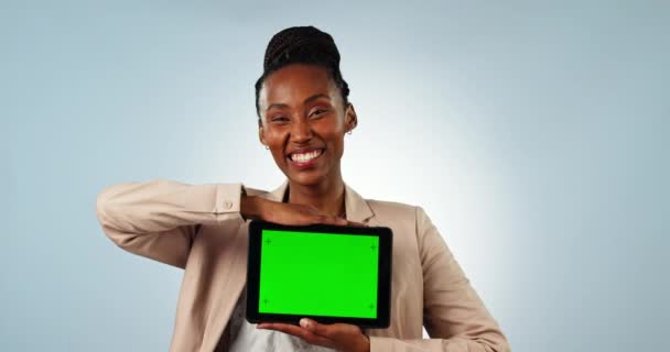 Zwarte Vrouw Tablet Groen Scherm Reclame Marketing Tegen Een Studio — Stockvideo