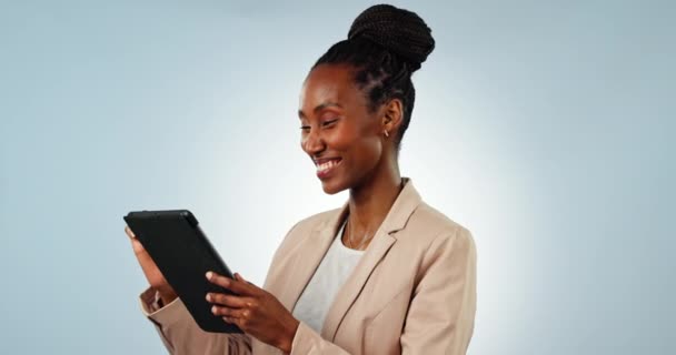 Mulher Negra Feliz Negócios Tablet Pesquisa Comunicação Mídia Social Contra — Vídeo de Stock