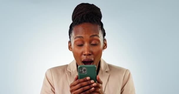 黑人妇女和智能手机与快乐的通知 公告和赠送赢家工作室 令人惊讶的是 电话和那些为成功的消息 奖金和晋升而满脸兴奋的人 — 图库视频影像