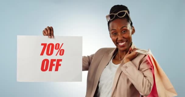 Mujer Negra Feliz Signo Descuento Bolsa Compra Para Oferta Apagado — Vídeo de stock