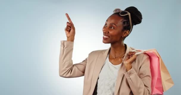 Mulher Negra Feliz Saco Compras Apontando Publicidade Venda Desconto Contra — Vídeo de Stock