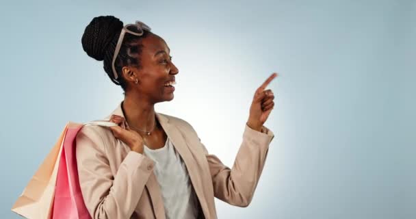 黑人妇女 购物袋和指向广告 销售或折扣的工作室背景 描述快乐的非洲女性或购物者在模仿中表现出的注意 警觉或进取心 — 图库视频影像