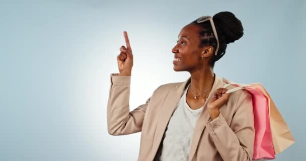 Mujer Negra Compras Opciones Para Maqueta Venta Publicidad Fondo Estudio — Vídeo de stock