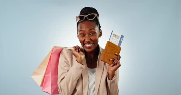 快乐的黑人妇女 购物袋和护照旅行与机票与工作室背景 持登机牌 证件和交易的兴奋的非洲女性或购物者的画像 — 图库视频影像