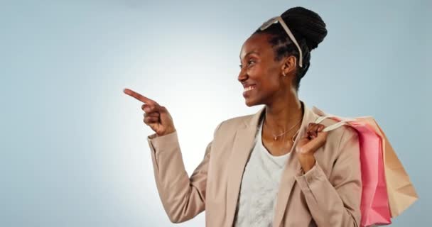 Mujer Negra Feliz Bolsas Compras Señalando Publicidad Venta Descuento Fondo — Vídeos de Stock