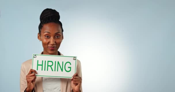 快乐的黑人女性 雇用标志 并在工作室背景下嘲笑商业机会 招工或工作时 非洲女性形象或雇员的微笑和广告牌 — 图库视频影像