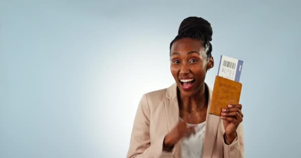 Pointing Gesicht Und Eine Schwarze Frau Mit Einem Ticket Für — Stockvideo