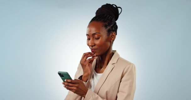 Pensar Teléfono Mujer Negra Estudio Redes Sociales Aplicación Móvil Internet — Vídeo de stock