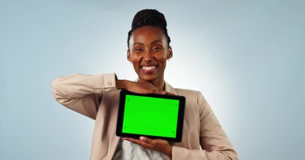 Gelukkig Zwarte Vrouw Tablet Groen Scherm Reclame Marketing Tegen Een — Stockvideo