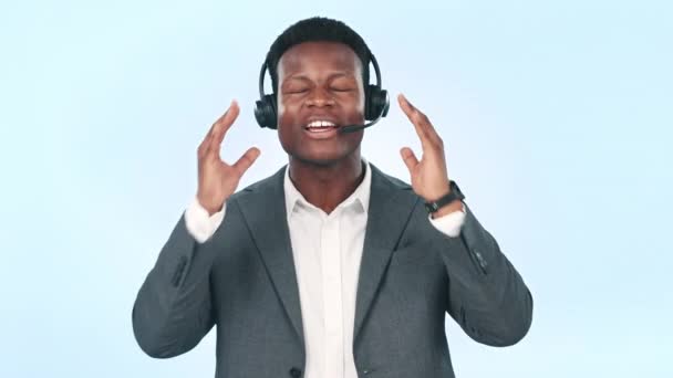 Sinirli Konuşan Çağrı Merkezi Işi Için Siyah Bir Adam Tele — Stok video