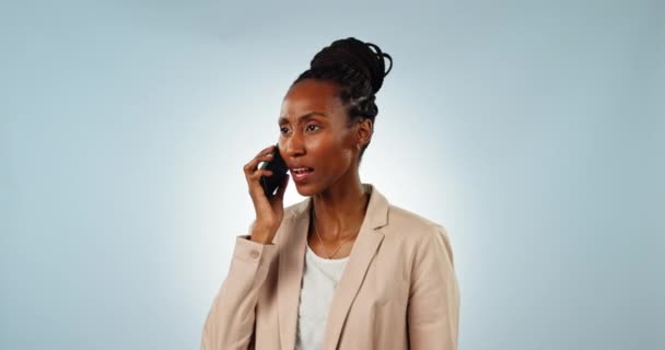 Mulher Raiva Falar Telefone Estúdio Consultoria Para Negócios Digital Comunicação — Vídeo de Stock