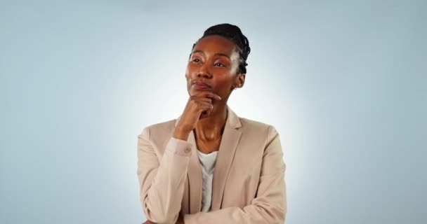 Бизнес Мыслящая Чернокожая Женщина Идеей Брейнштормом Возможностью Голубом Студийном Фоне — стоковое видео