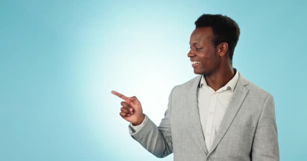 黑人男子 用信息或新闻在商业展示中指指点点和做广告 在蓝色背景上说话和微笑 工作室中的肖像 模拟空间和带有公司理念的发布会公告 — 图库视频影像