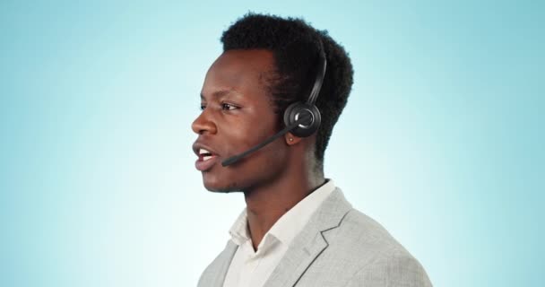 脸和呼叫中心通信工作室客户服务 Faq咨询和It问题蓝色背景 用于客户关系管理联系的非洲电话营销代理 虚拟助理和麦克风 — 图库视频影像