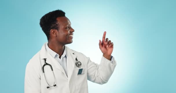 指向或医生与空间 黑人男子或医疗保健在蓝色工作室背景 带有广告 决策或信息机会的非洲人士或医学专业人员 — 图库视频影像
