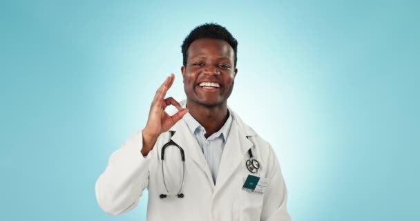 Doctor Está Bien Firma Cara Hombre Negro Estudio Para Acuerdo — Vídeos de Stock