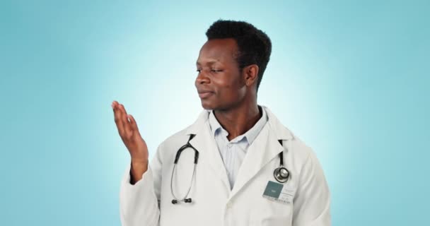 快乐的黑人男子 医生和手掌在广告 营销或产品与蓝色工作室背景 非洲男性 医务工作者或保健工作者在模拟空间上的画像 — 图库视频影像