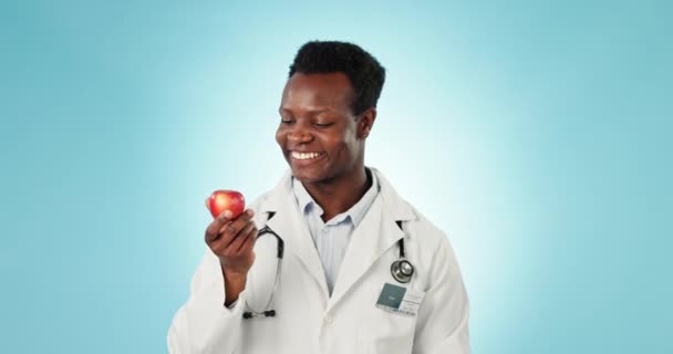Doctor Señalando Cara Hombre Negro Con Manzana Para Una Alimentación — Vídeos de Stock