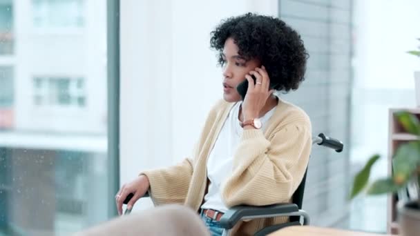 Telefonema Cadeira Rodas Uma Mulher Negócios Com Deficiência Conversando Escritório — Vídeo de Stock