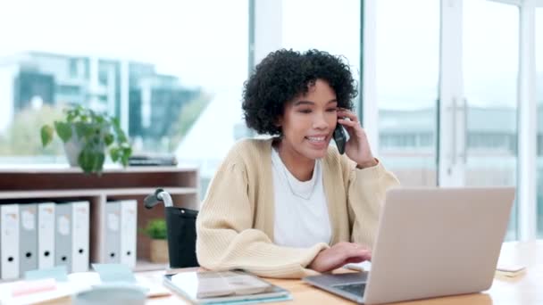 Negócios Telefonema Mulher Com Laptop Escritório Conversa Com Conexão Fala — Vídeo de Stock