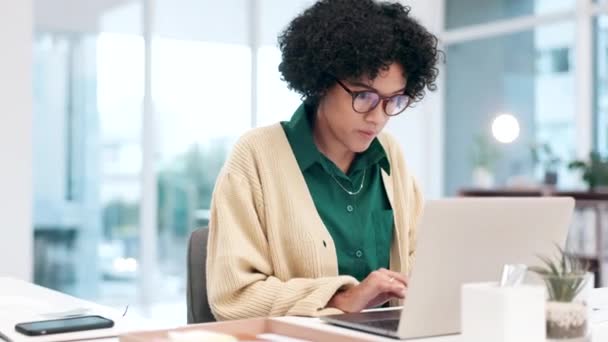 会計士の女性は オフィスのラップトップ 情報の計画を読み タイピングします 財務アドバイザー コンピュータおよび仕事の利益 監査またはデータの分析による研究 — ストック動画