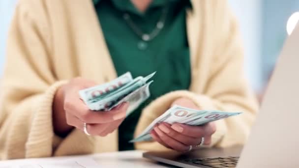 Mãos Contador Mulher Dinheiro Mesa Contagem Orçamento Para Poupança Planejamento — Vídeo de Stock