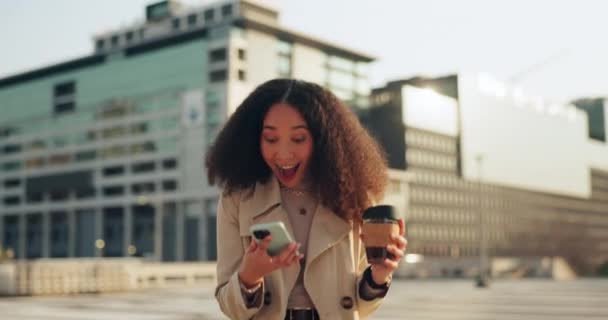 Ділова Жінка Телефон Святкування Вулиці Місті Щасливі Перемогу Криптографічну Торгівлю — стокове відео