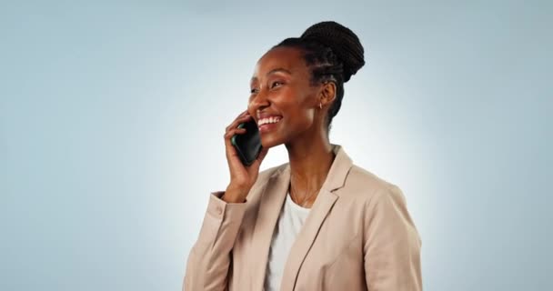 Женщина Улыбаться Говорить Телефону Студии Консультации Деловых Цифровых Коммуникационных Подключения — стоковое видео
