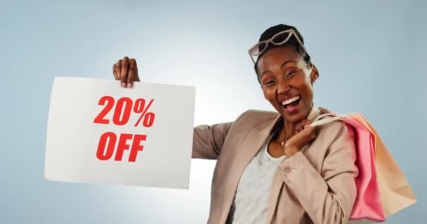 快乐的黑人女性 广告牌和购物袋 在工作室背景下打折 销售或促销 标有海报或标牌的兴奋的非洲女性人物或购物者的画像 — 图库视频影像