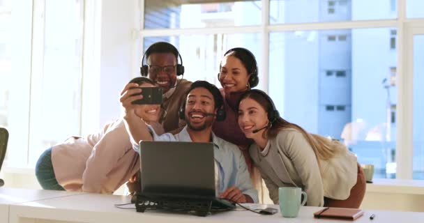 コールセンターセルフィー 楽しい ボンディングやチームワークのためのオフィスの人々 テレマーケティング サポートのために写真を撮るカスタマーサービス従業員との笑顔 話し合い 多様性 — ストック動画