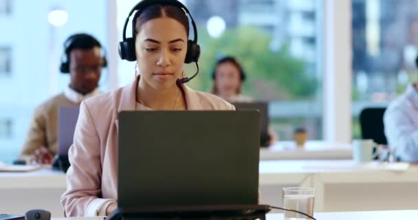 Laptop Müşteri Desteği Bir Çağrı Merkezinde Kadın Temsilci Hizmet Yardım — Stok video