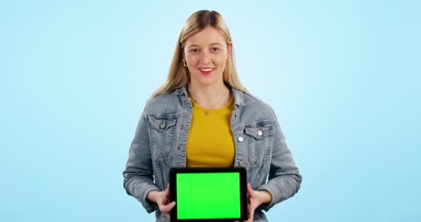 平板电脑 喜欢工作室的绿色屏幕 蓝色背景的应用程序的促销或品牌评审 具有数字触摸屏 模拟或标识空间 签名和反馈的女孩 学生和面部 — 图库视频影像