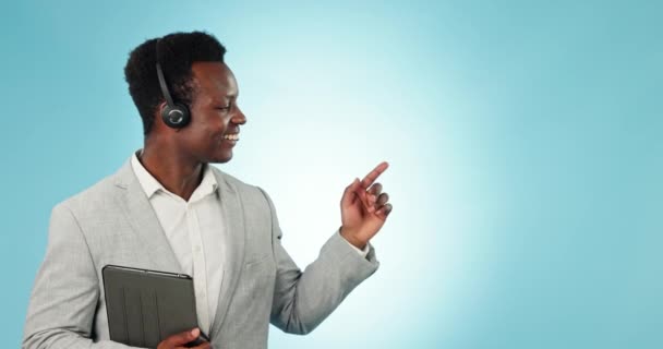黑人男子 商业电话营销和平板电脑与交易和广告呼叫中心 工作室 蓝底和Crm与客户支持的沟通和与顾问销售的宣传 — 图库视频影像
