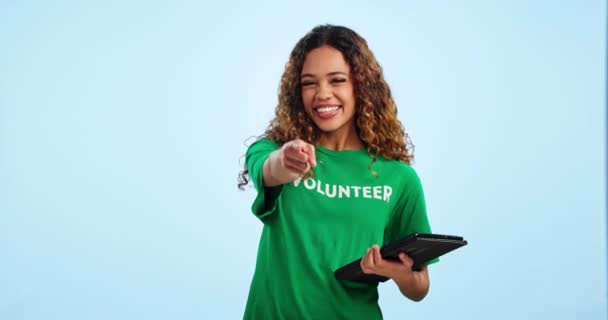 Mujer Voluntariado Tableta Apuntando Usted Para Inscribirse Línea Para Caridad — Vídeos de Stock