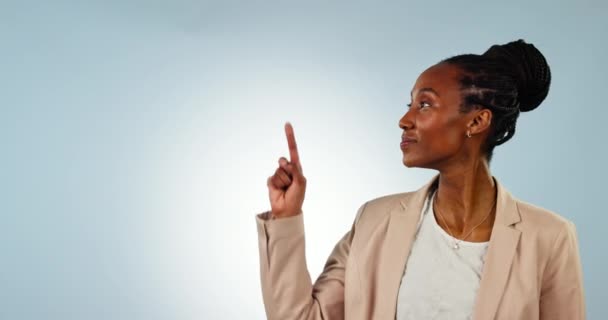 Черная Женщина Бизнес Указание Список Рекламе Маркетинге Фоне Студии Портрет — стоковое видео