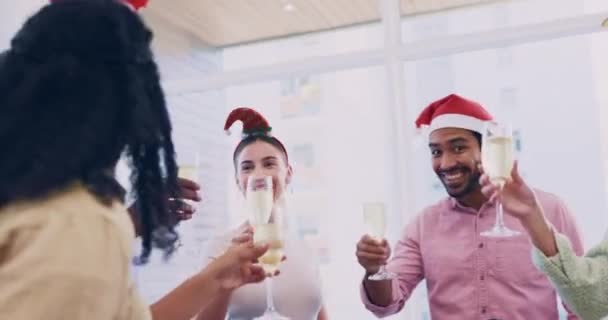 Noel Arkadaşlar Şampanya Kadehleri Evde Neşe Bayram Etkinliği Için Kutlama — Stok video